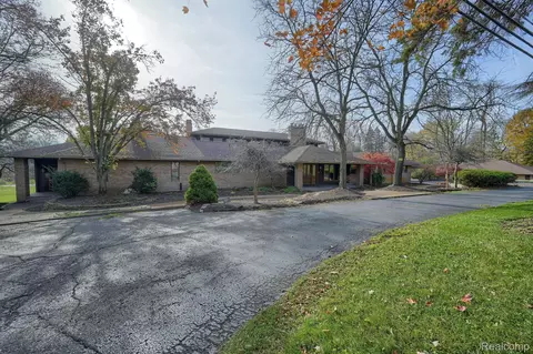 32781 W Eleven Mile Rd, Farmington Hills, MI 48336