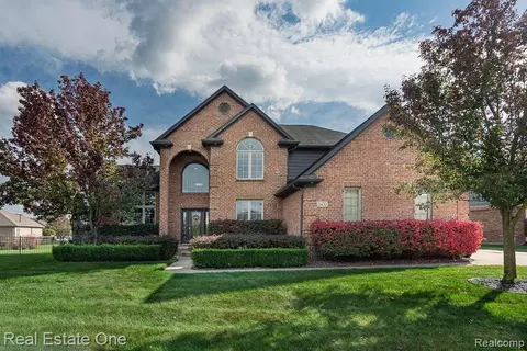 21450 Bunker Dr, Macomb, MI 48042