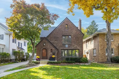 621 Washington Rd, Grosse Pointe, MI 48230