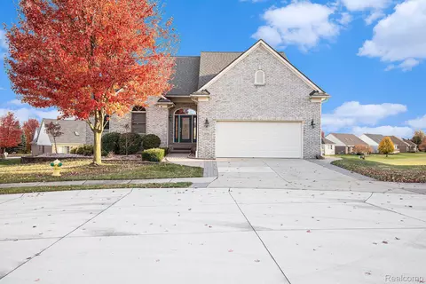 8154 Prestwick Ln, Washington, MI 48095