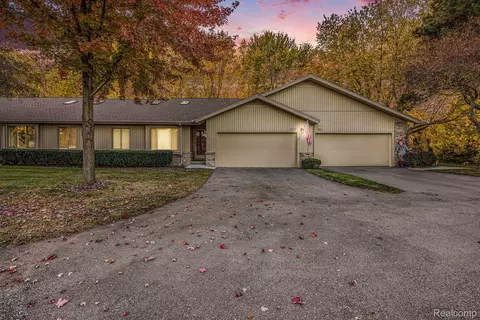 1816 Hunters Ln, Orion, MI 48360