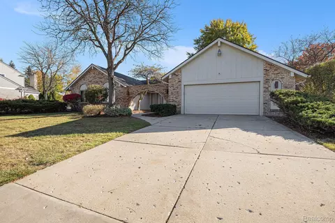 5390 Hollow Dr, Bloomfield Hills, MI 48302