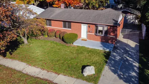 2888 Sparta Dr, Troy, MI 48083