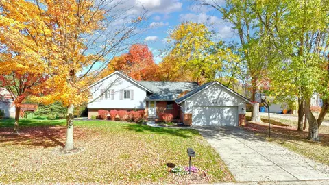 1461 Russ Roy Crt Ct, White Lake, MI 48383