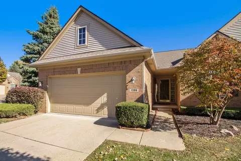 1306 Waverly Dr, White Lake, MI 48386