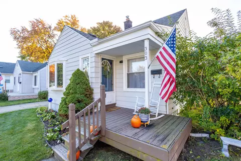 303 Charlevoix St, Clawson, MI 48017