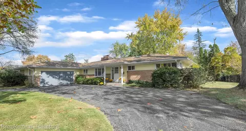 305 Roanoke Dr, Bloomfield Hills, MI 48301