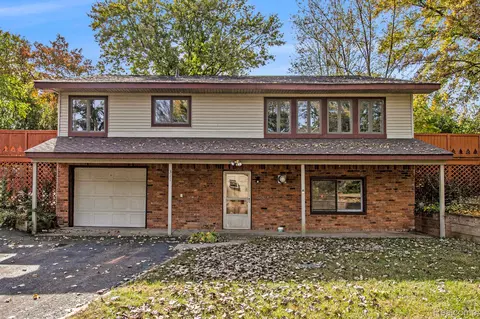 311 Charlevoix St, Commerce, MI 48382