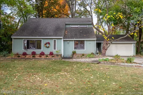 2753 Buena Vista Dr, Highland, MI 48356