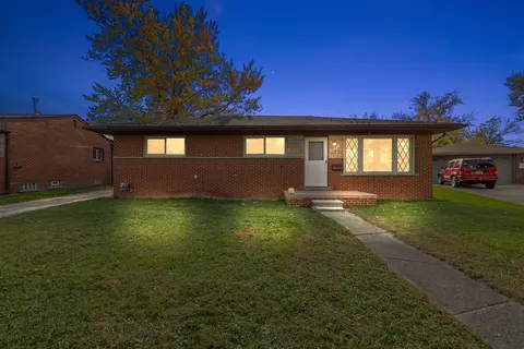 27143 W Crestmont St, Roseville, MI 48066