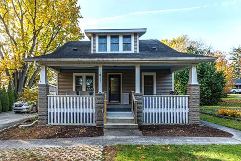 611 W Saint Clair St, Almont, MI 48003