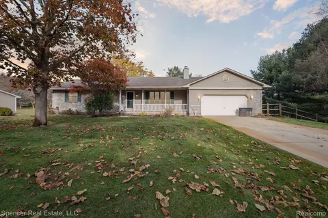 3778 Taggett Lake Dr, Highland, MI 48357