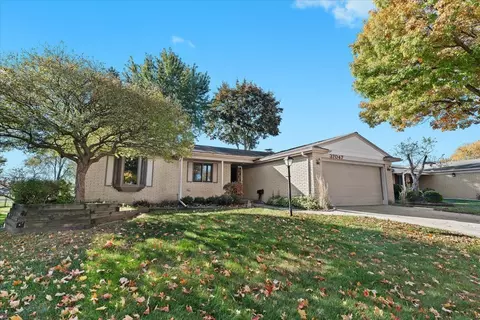 37047 Bristol St, Livonia, MI 48154