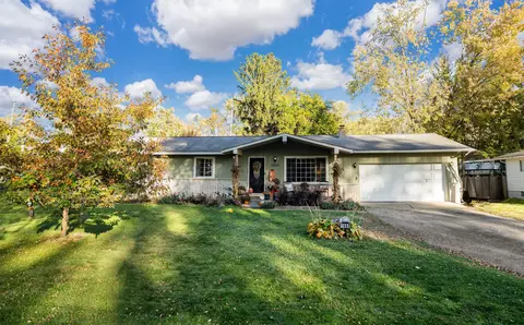 1660 Lauder Ln, Wolverine Lake, MI 48390