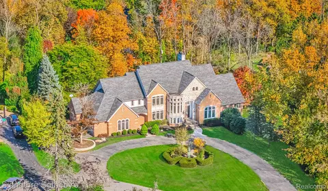 1888 W Tahquamenon Crt Ct, Bloomfield Township, MI 48302