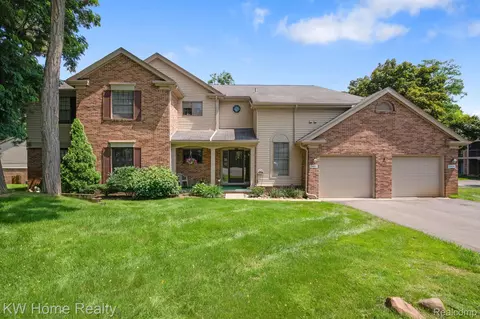 29691 Pine Ridge Cir, Farmington Hills, MI 48331