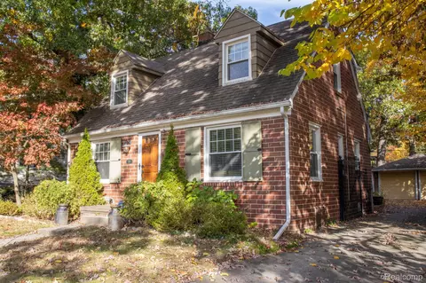 29 Oakdale Blvd, Pleasant Ridge, MI 48069