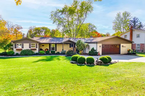 8523 Ferry Rd, Grosse Ile, MI 48138