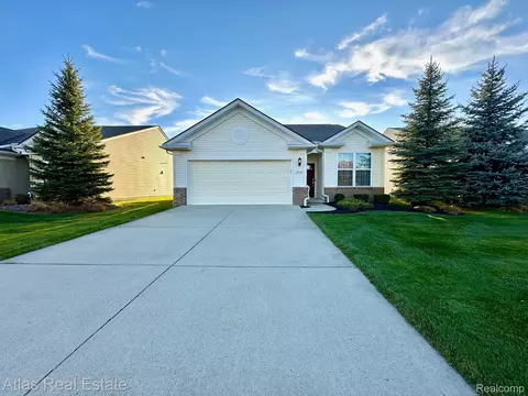 9378 Sand Hill Dr, Grand Blanc, MI 48439