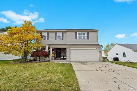 677 Ridgecrest Dr, Fenton, MI 48430