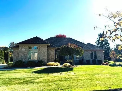 2804 Bywater Dr, Troy, MI 48085