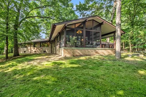 220 Thompson St, Howell, MI 48843