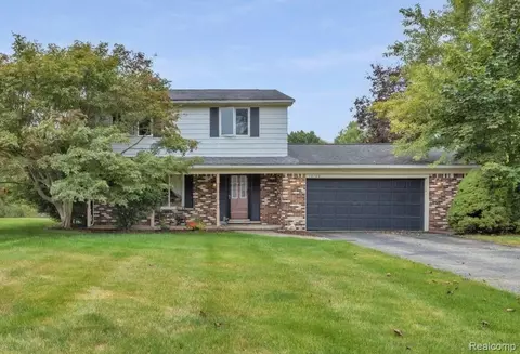 10188 Village Sq, Brighton, MI 48114