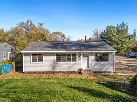 3106 Woodlawn St, Commerce, MI 48390