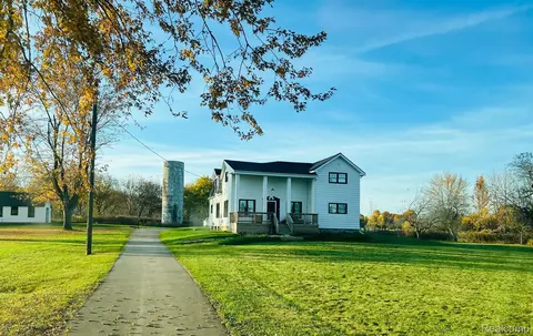 5278 E Maple Ave, Grand Blanc, MI 48439