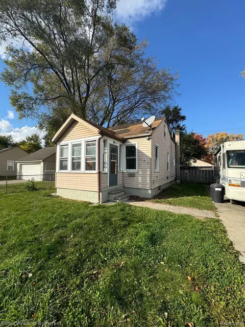 135 E Kalama Ave, Madison Heights, MI 48071