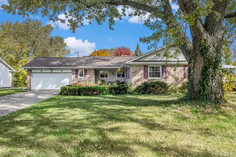 4413 Old Carriage Rd, Flint, MI 48507
