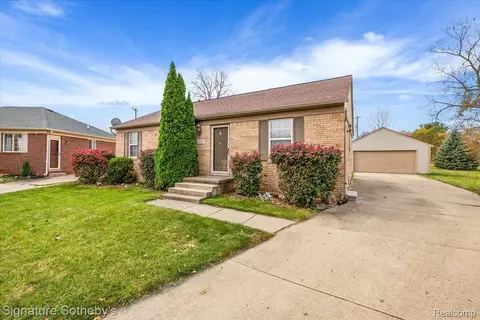 526 Moonlight Dr, Pontiac, MI 48340