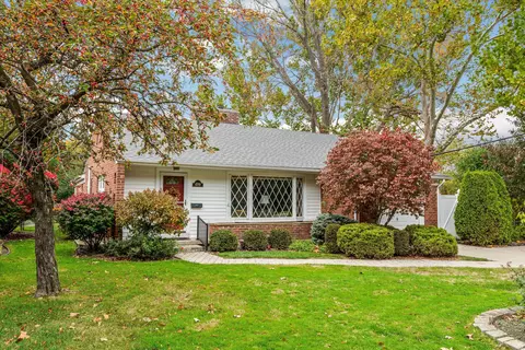 499 Chalfonte Ave, Grosse Pointe Farms, MI 48236