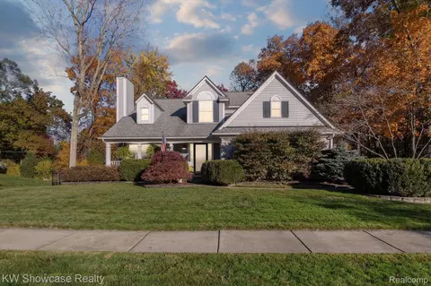4620 Commerce Woods Dr, Commerce, MI 48382