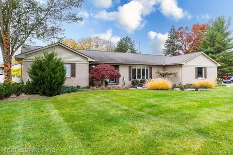 250 Clair Hill Dr, Rochester Hills, MI 48309