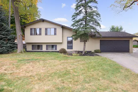 9252 Cedar Island Rd, White Lake, MI 48386
