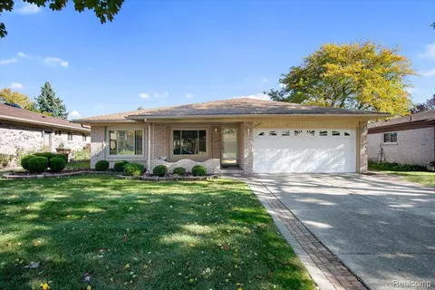 39364 Sturbridge Dr, Sterling Heights, MI 48310