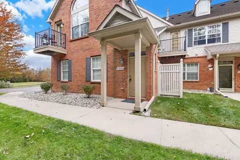 23046 Williamsburg Cir, Woodhaven, MI 48183