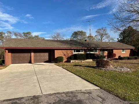 1425 Peppermill Rd, Lapeer, MI 48446