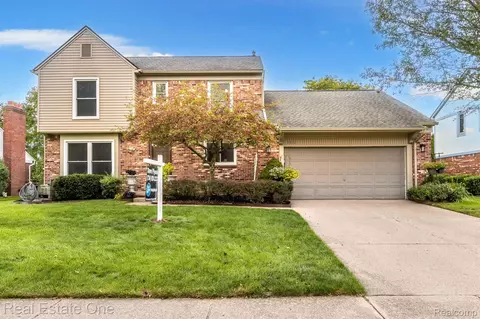 5201 Crowfoot Dr, Troy, MI 48085