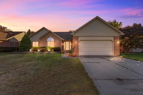 19452 Lamplighter Trl, Macomb, MI 48044