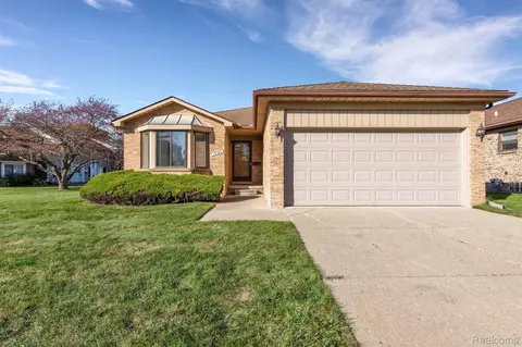15165 Granada Plz, Warren, MI 48088