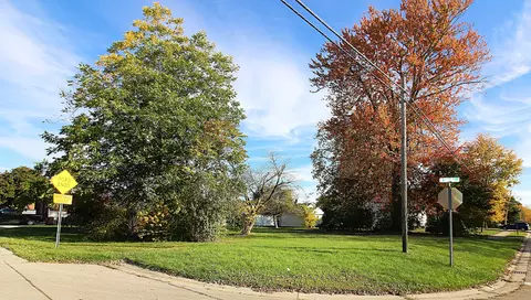 29223 Adams Dr, Gibraltar, MI 48173