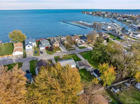 41155 Conger Bay Dr, Harrison, MI 48045