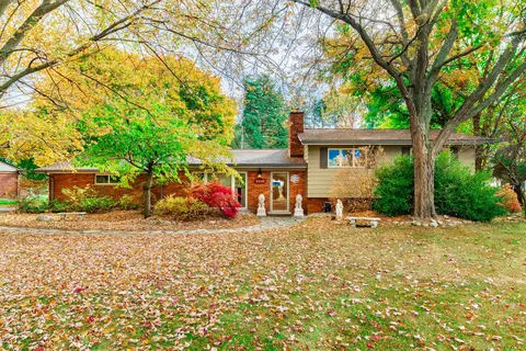 2200 N Pontiac Trl, Commerce, MI 48390