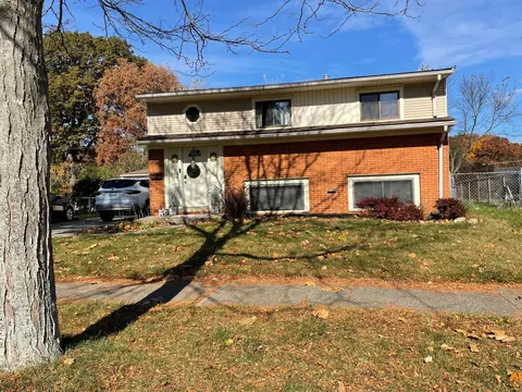 798 Panorama Dr, Milford, MI 48381