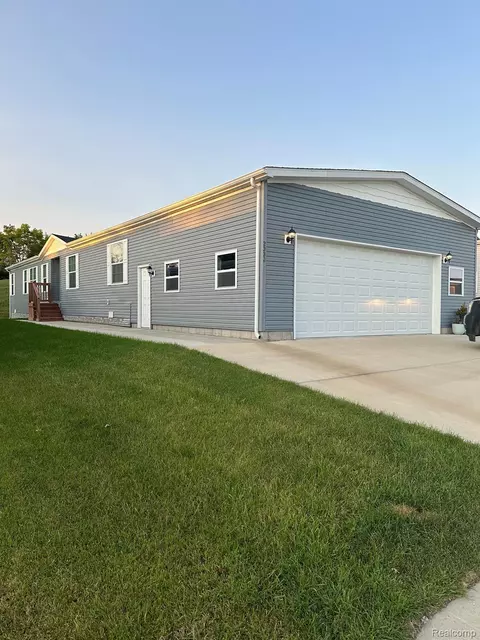 2330 Gibraltar Dr, Milford, MI 48380