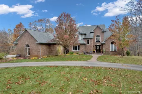255 Woodside Ln, Oakland, MI 48363