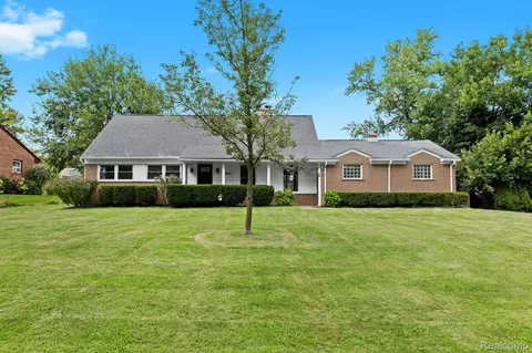 2070 Lake Wind Dr, West Bloomfield, MI 48324