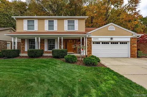2255 Highbury Dr, Troy, MI 48085